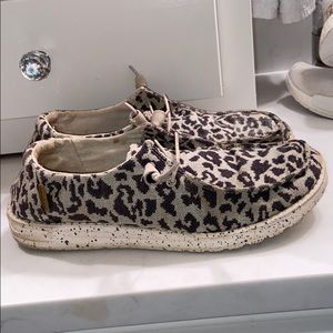 Women’s size 9 hey dudes